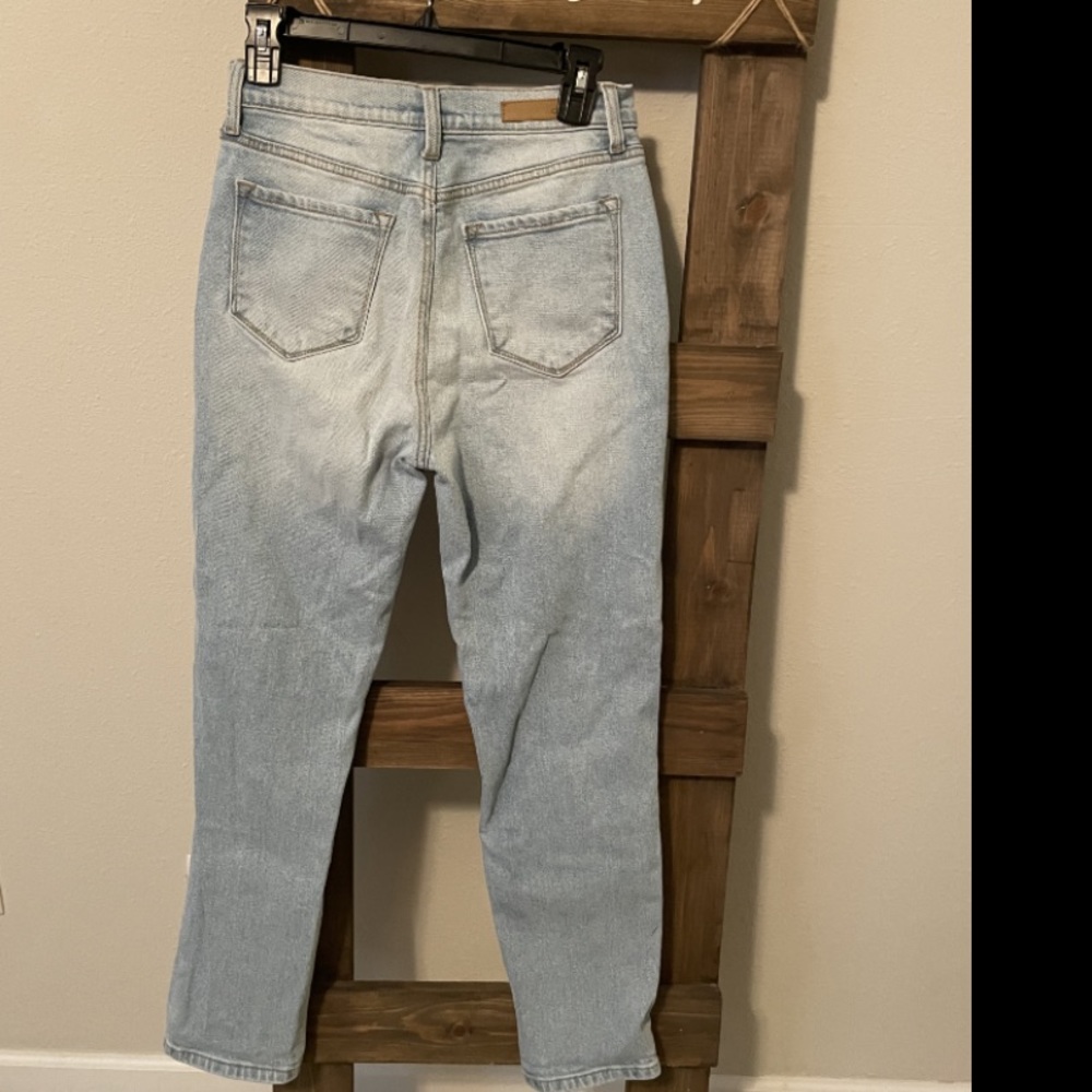 A5 - 258 NWOT Cello High rise distressed mom jeans size 5 - Picture 4 of 15